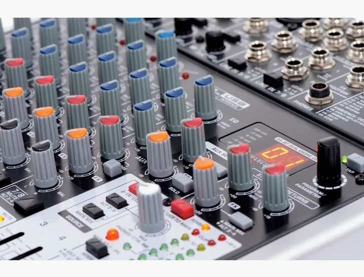 Behringer Xenyx X1204 USB, vista 4