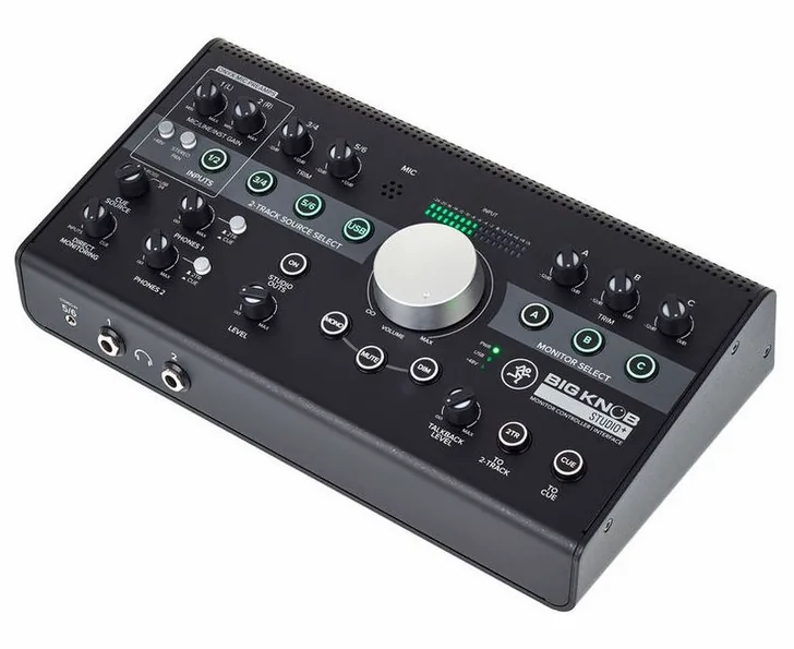 Mackie Big Knob Studio+ de frente, sobre fondo claro
