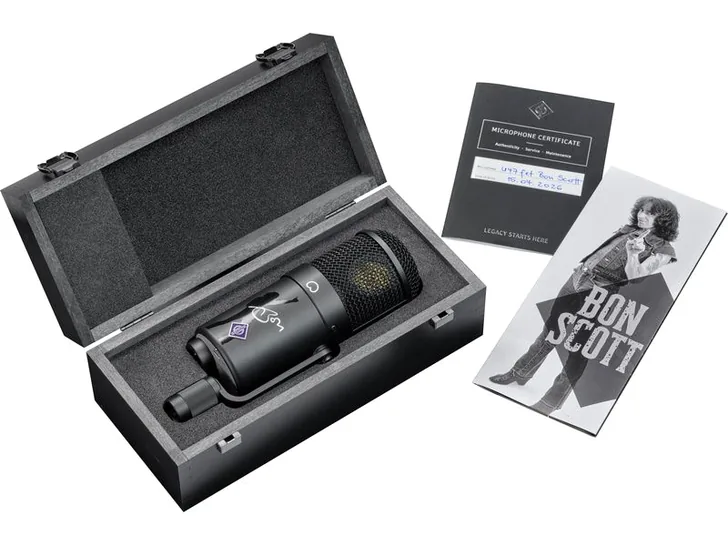 Neumann U47 fet Bon Scott Edition de frente, sobre fondo claro